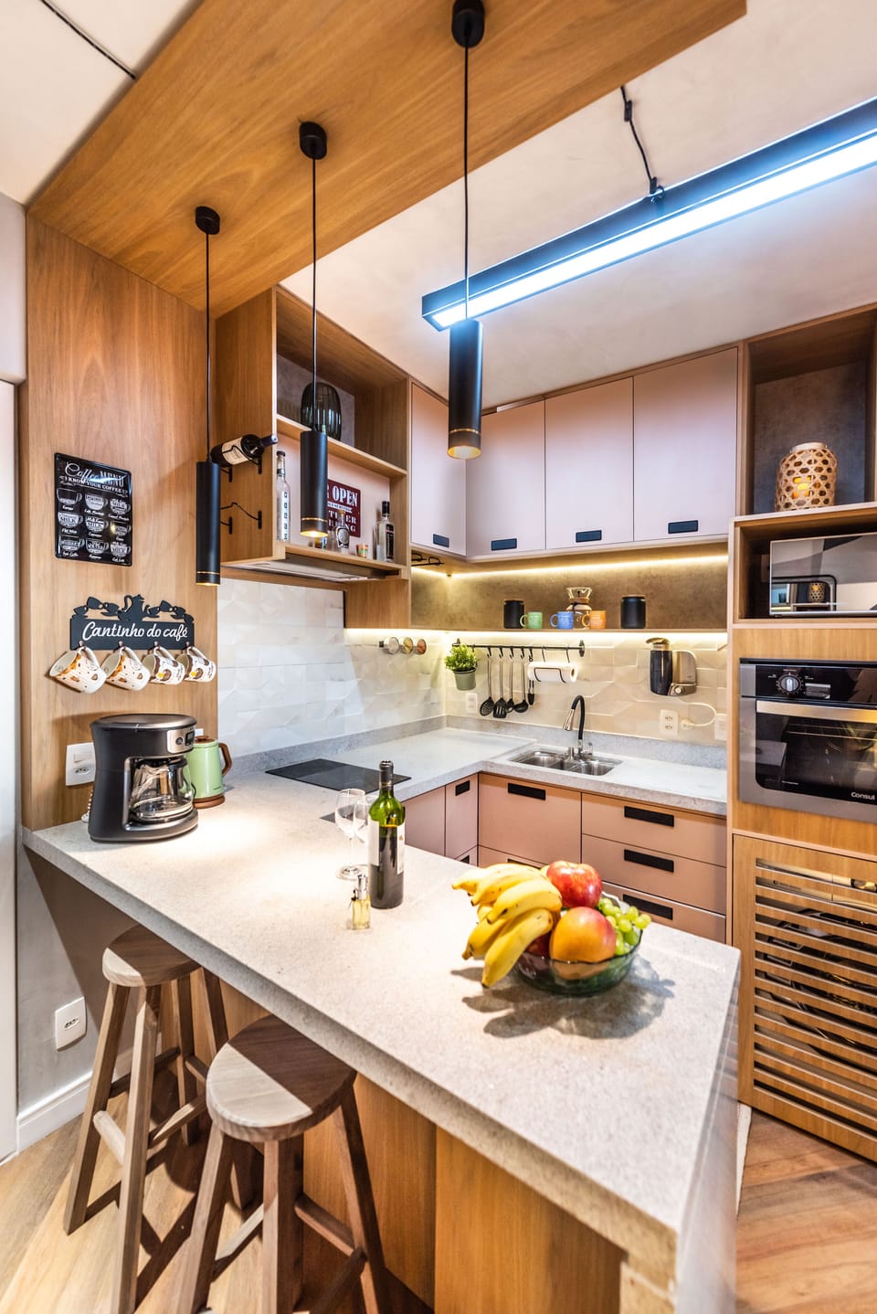 City Studio Suite | Private kitchen | Full-size fridge, microwave, oven, stovetop