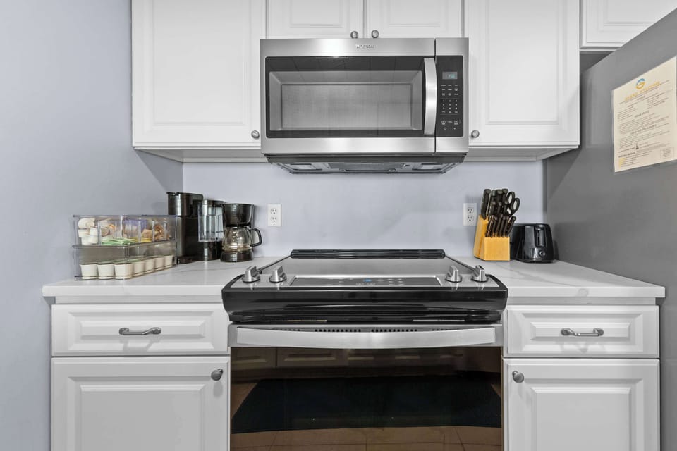 Condo, 1 King Bed with Sofa bed, Kitchen, Ocean View (Beachfront Days) | Private kitchen | Coffee/tea maker, dining table