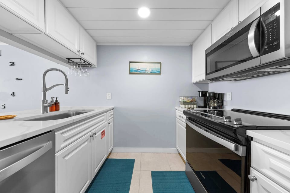 Condo, 1 King Bed with Sofa bed, Kitchen, Ocean View (Beachfront Days) | Private kitchen | Coffee/tea maker, dining table