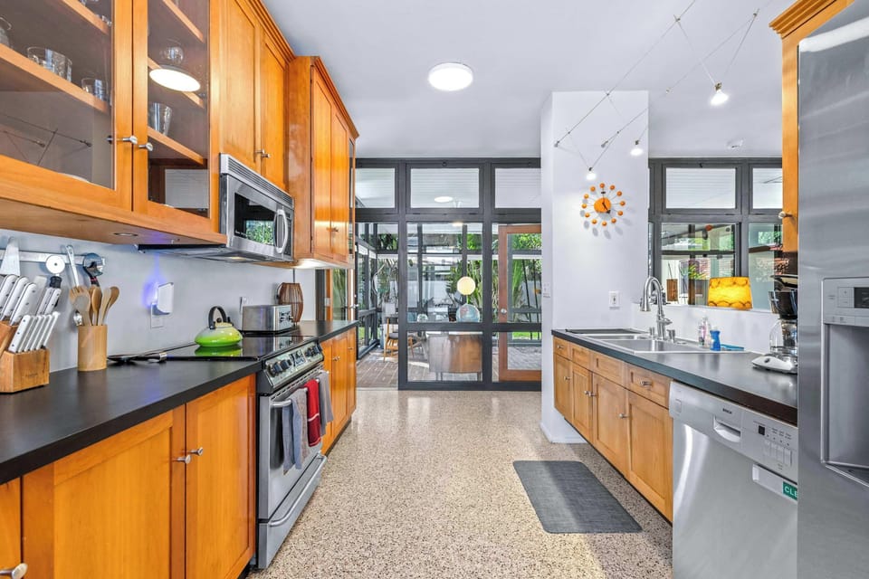 House, Multiple Beds, Fireplace, Garden View (Mid Century Modern Experience) | Private kitchen | Fridge, microwave, oven, stovetop