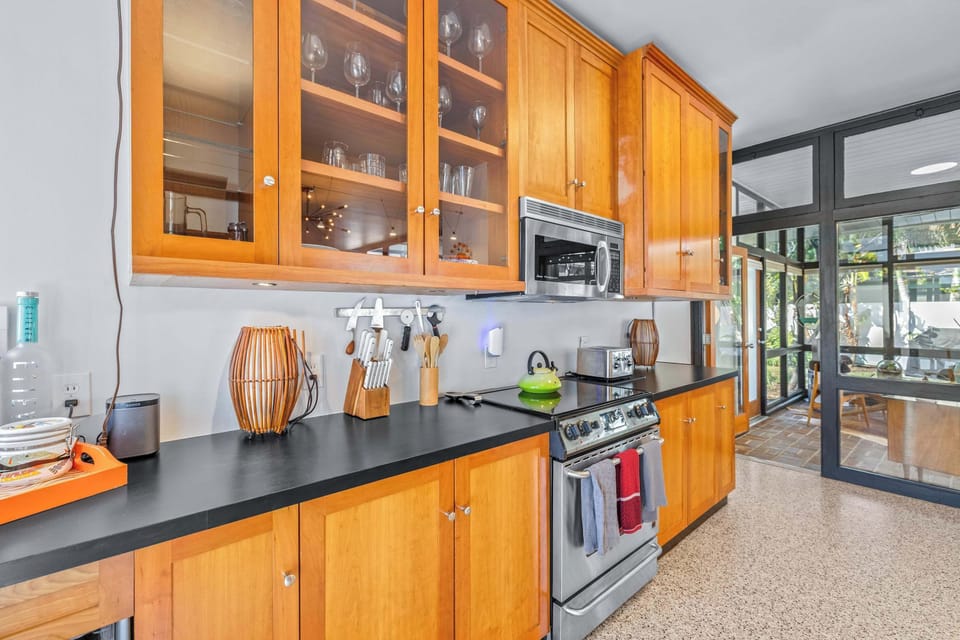 House, Multiple Beds, Fireplace, Garden View (Mid Century Modern Experience) | Private kitchen | Fridge, microwave, oven, stovetop