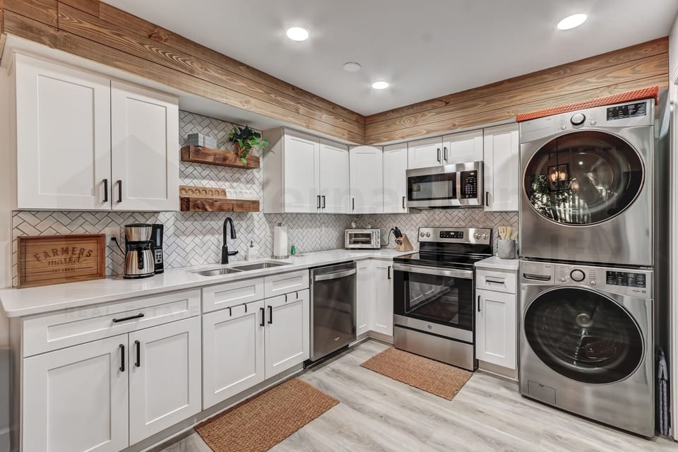 Condo, 3 Bedrooms | Private kitchen | Fridge, oven, coffee/tea maker, toaster