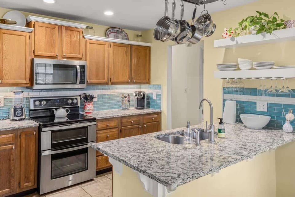 ✨ Fully Stocked Chef’s Kitchen: Stainless appliances, coffee & tea station, cookware & spices—ready for family feasts or a quick snack.