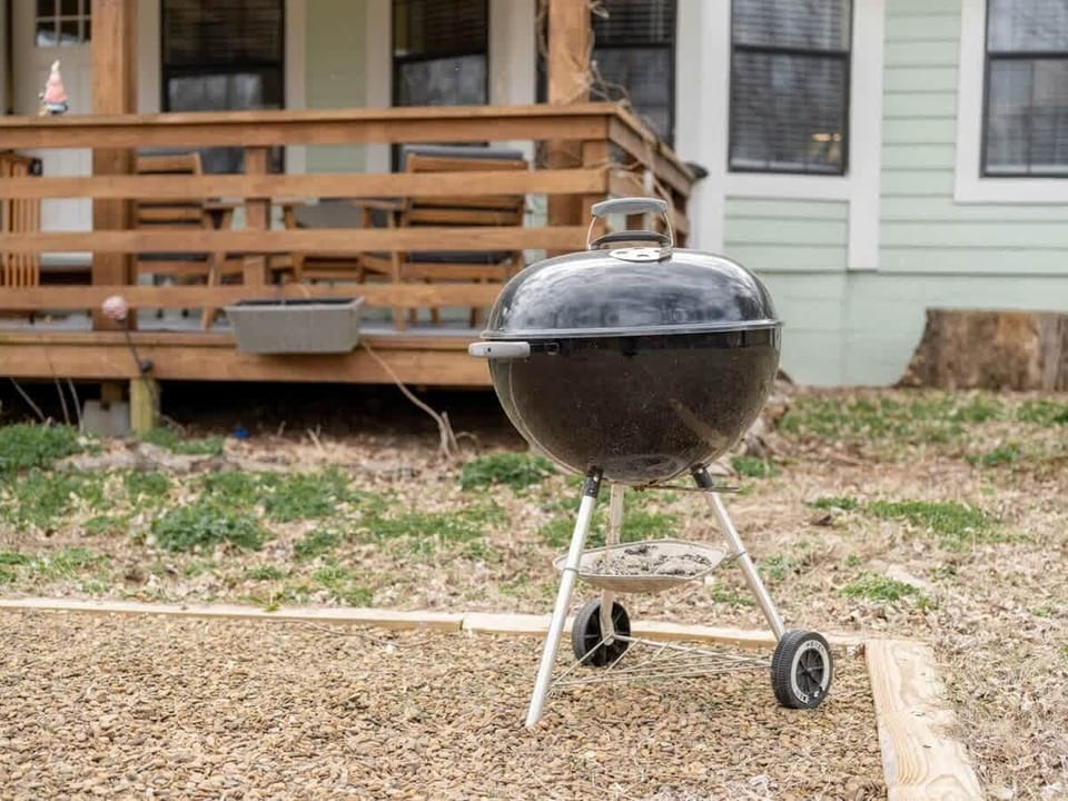 🍔 BBQ Ready: Fire up the propane grill for cookouts on the covered patio; dining table & seating for everyone