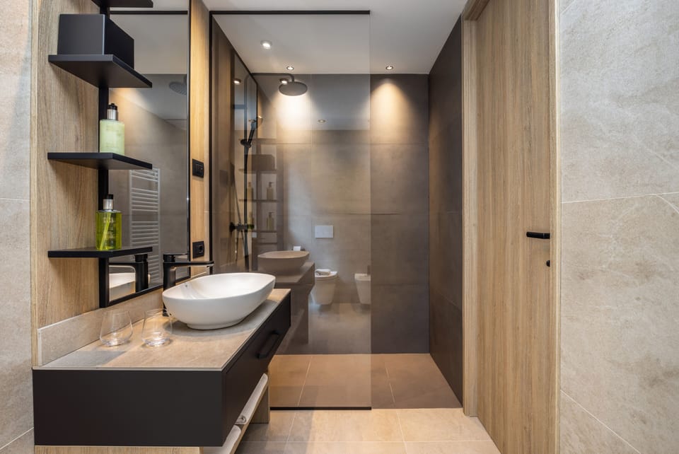Dolce Vita Family Suite | Bathroom | Shower, rainfall showerhead, hair dryer, bathrobes