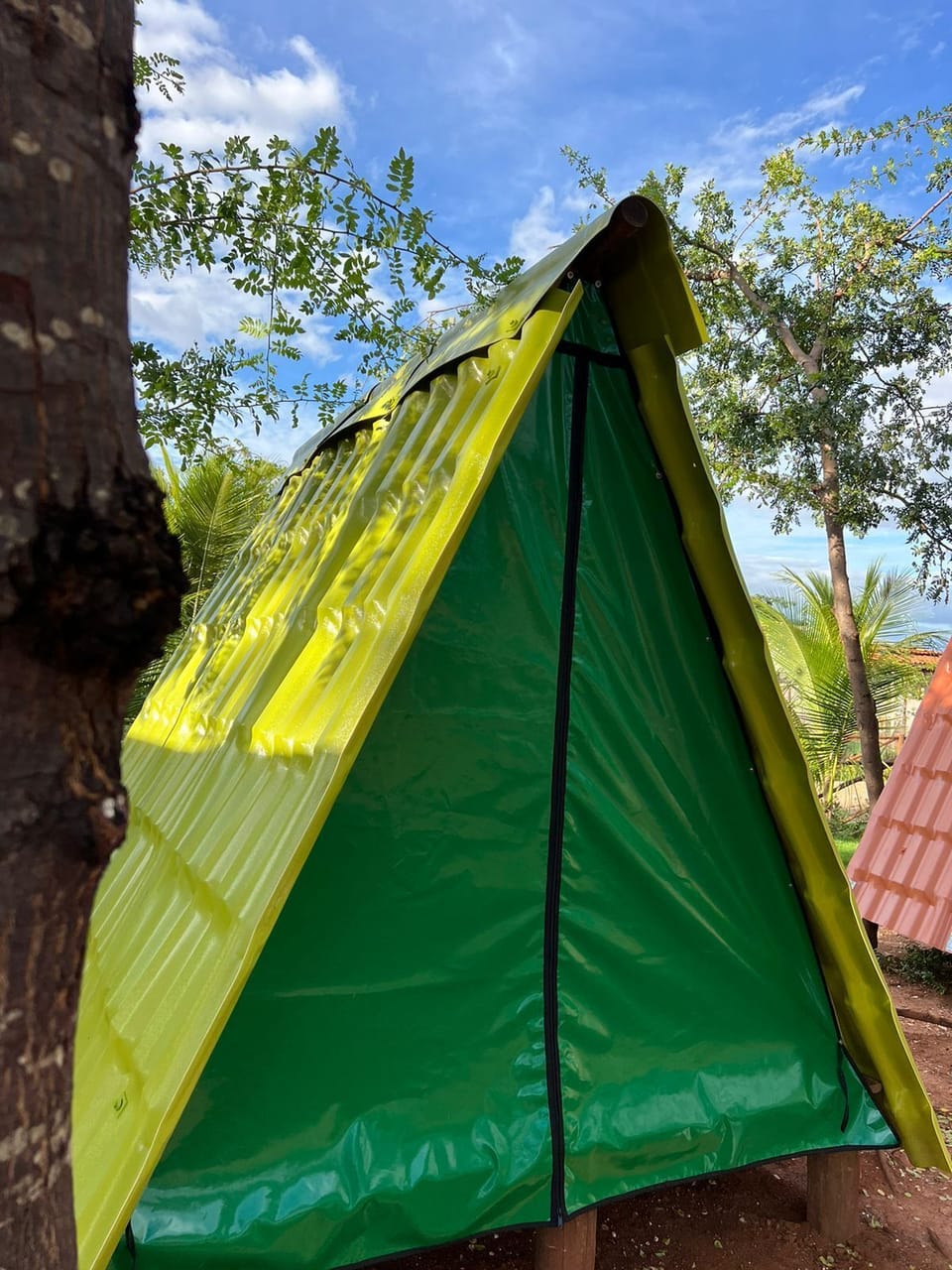 Basic Tent | Free WiFi, bed sheets