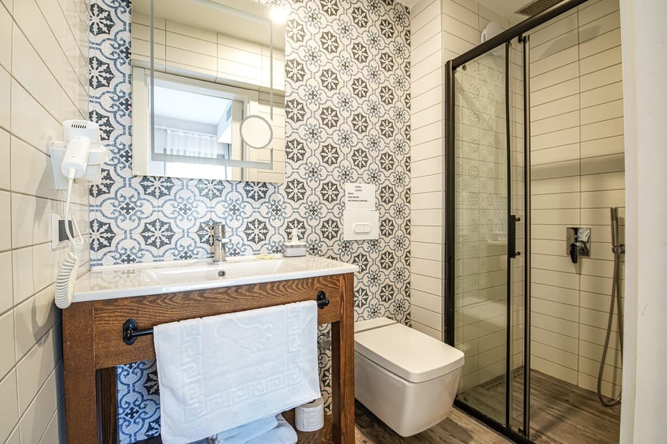Deluxe Twin Room, Balcony | Bathroom | Shower, hair dryer, towels