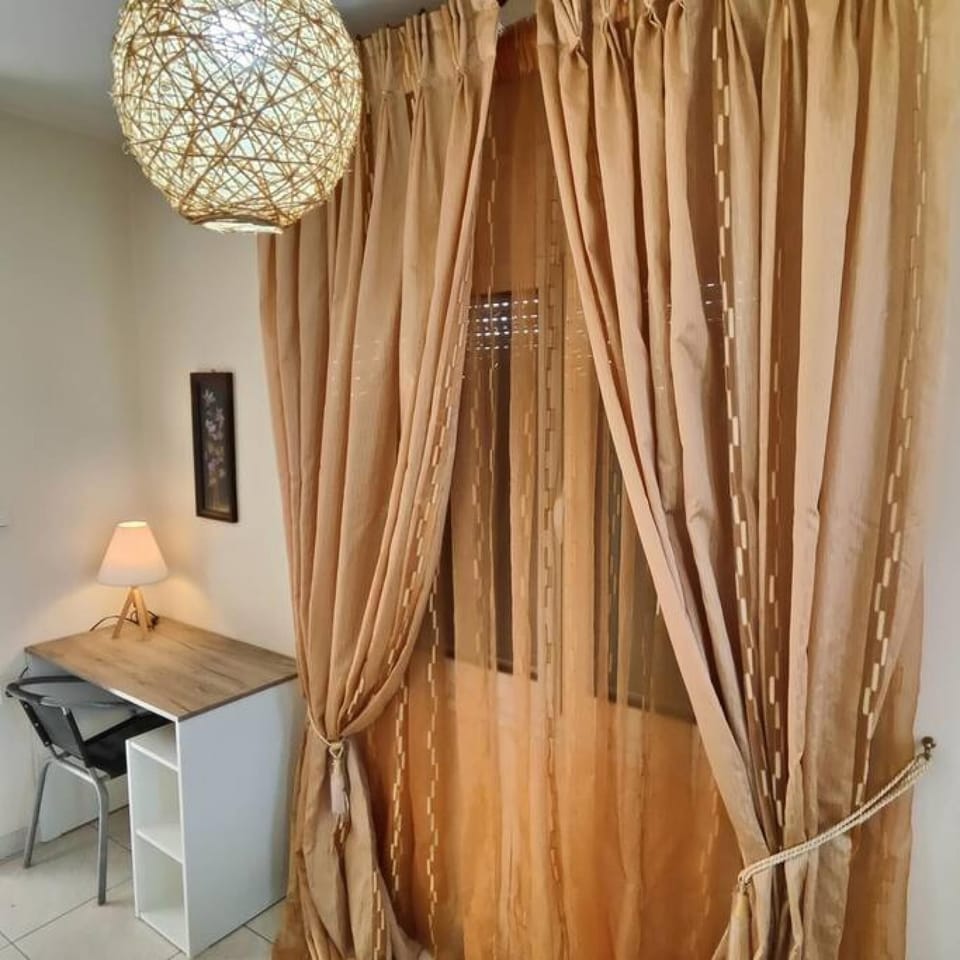 House | 4 bedrooms, desk