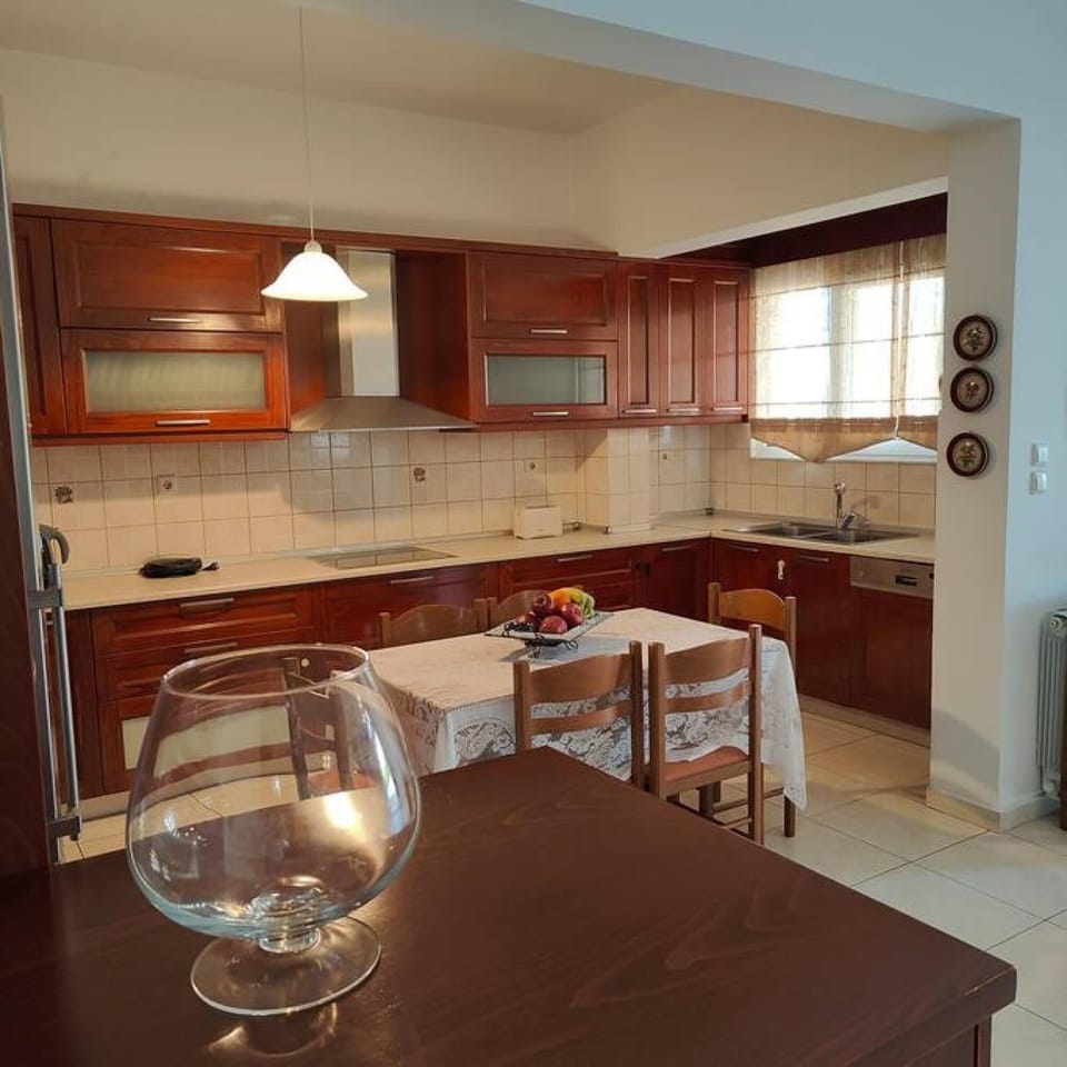 House | 4 bedrooms, desk