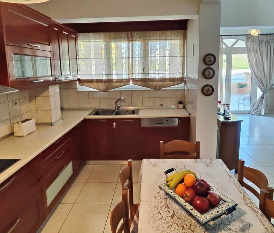 House | 4 bedrooms, desk