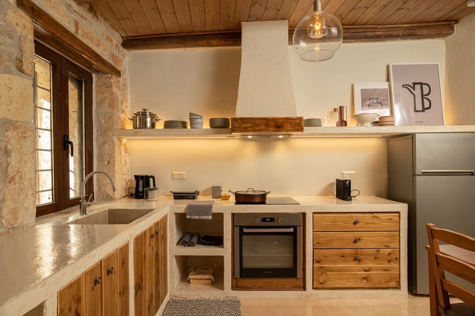 Traditional Villa | Private kitchen | Full-size fridge, oven, stovetop, coffee/tea maker