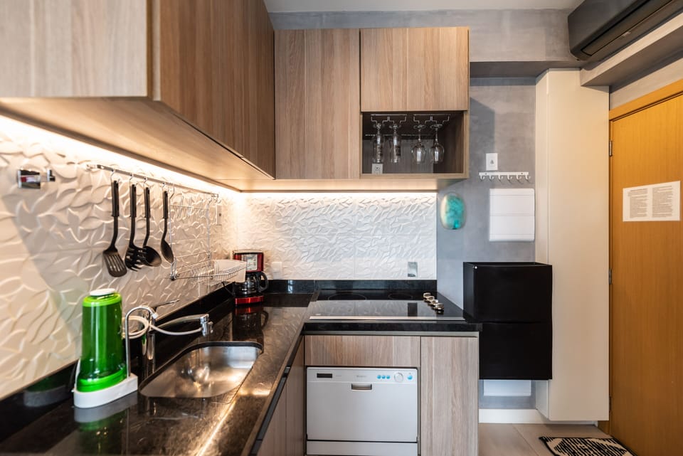 Panoramic Studio Suite | Private kitchen | Full-size fridge, microwave, stovetop, coffee/tea maker