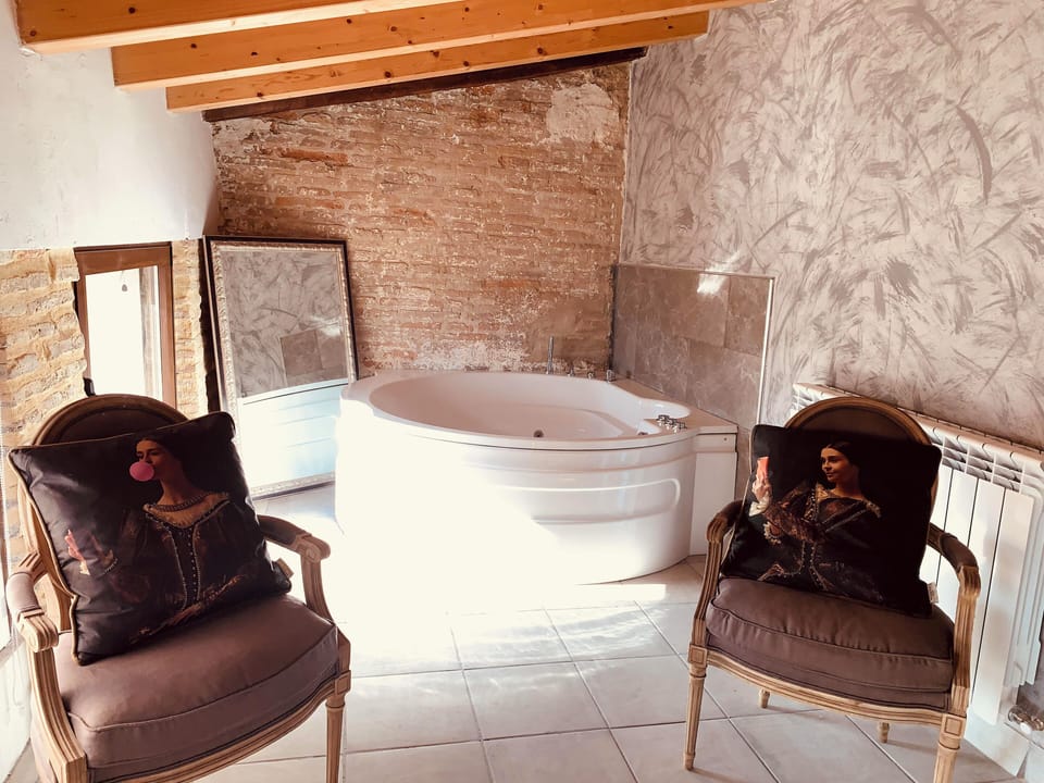 Premium Room, 1 Queen Bed | Jetted tub