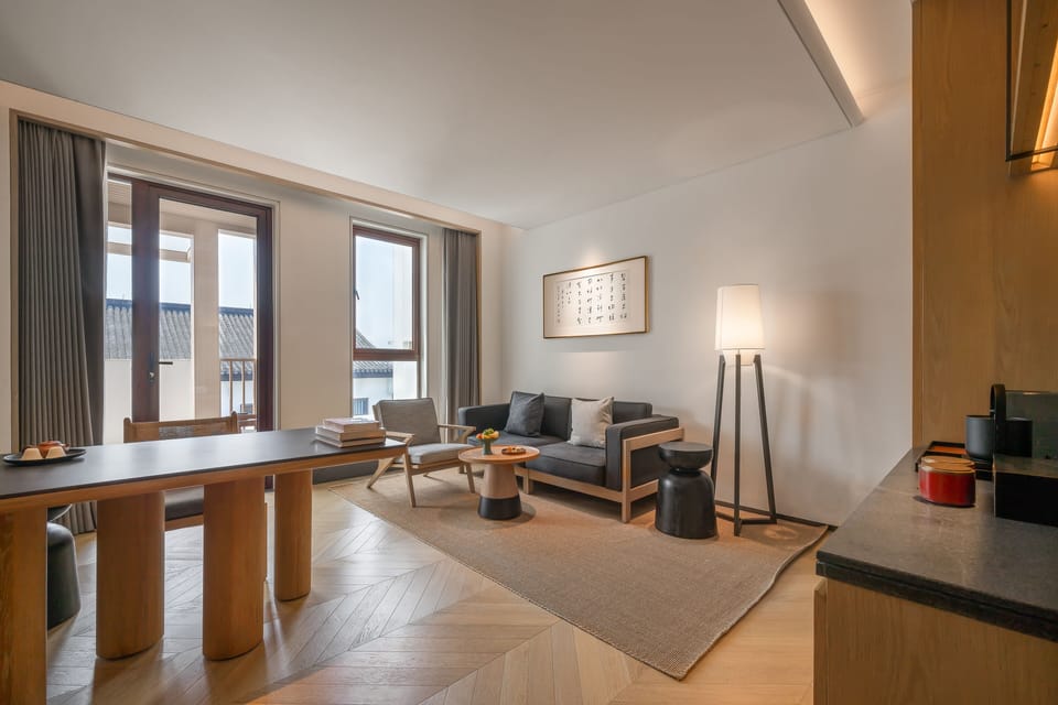 Pule-Deluxe Suites | Minibar, in-room safe, desk, laptop workspace