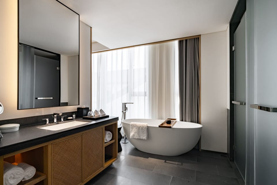 Muya Standard King Room | Minibar, in-room safe, desk, laptop workspace