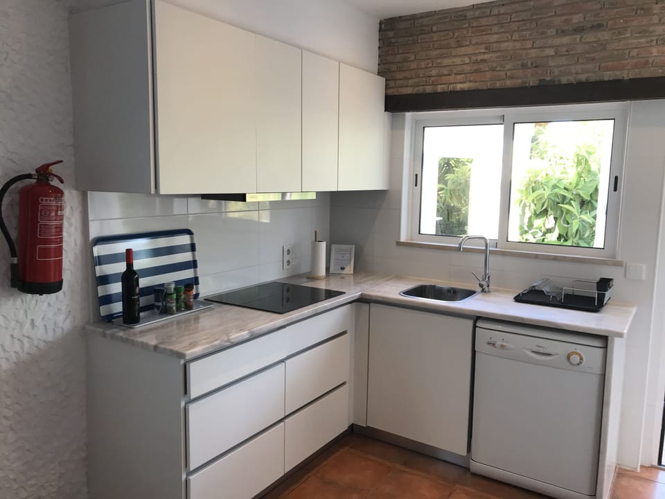 Kitchen
Dinning Area