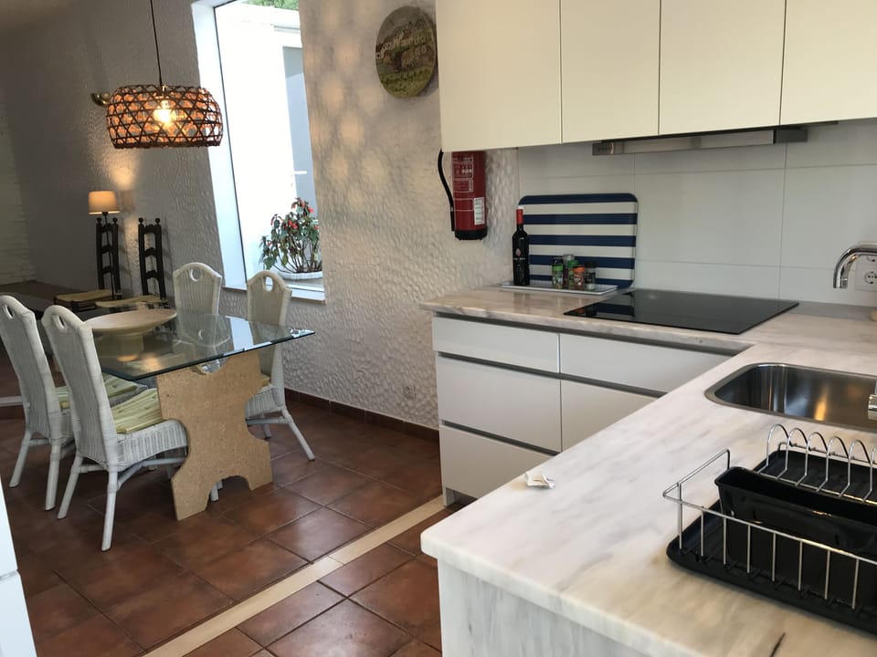 Kitchen
Dinning Area