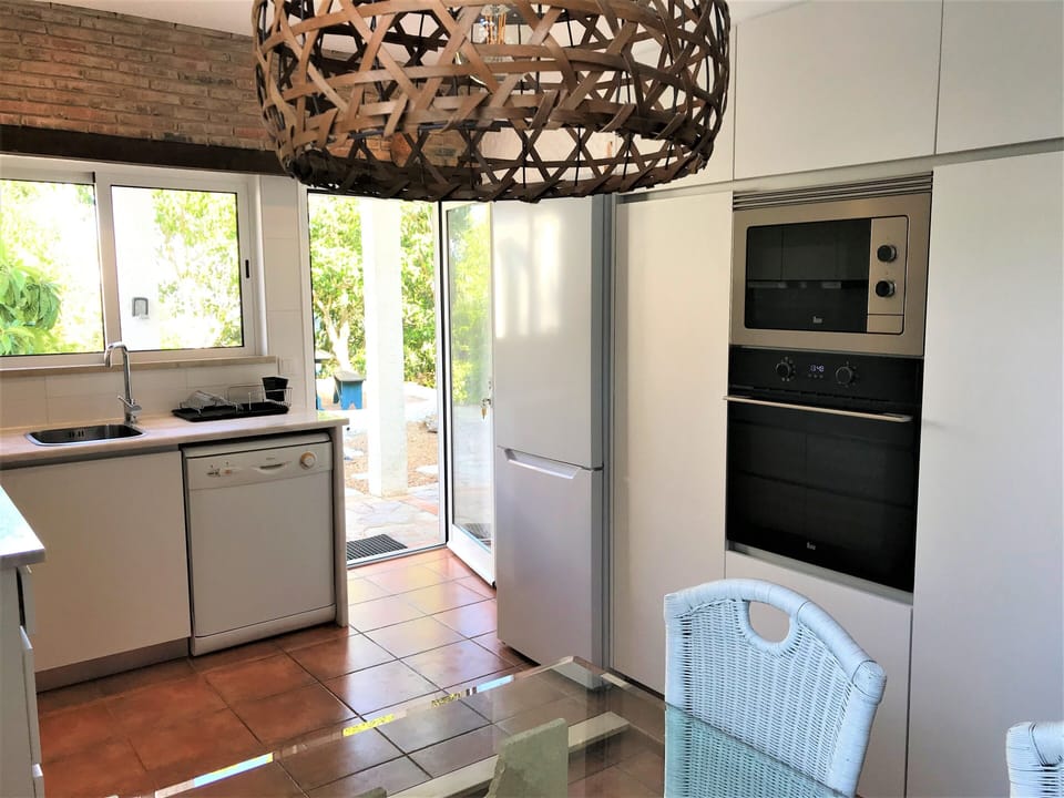 Kitchen
Dinning Area