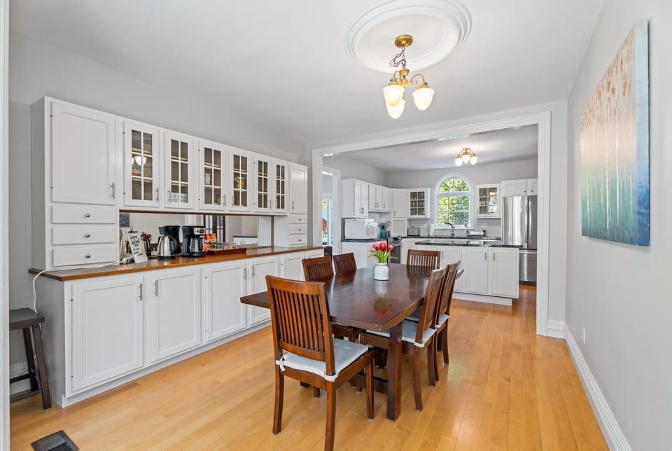Large dining room can fit 10 comfortably