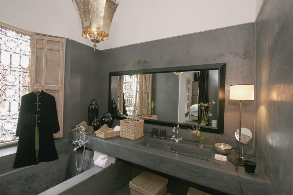 Superior Double Room | Bathroom | Combined shower/tub, designer toiletries, hair dryer, towels