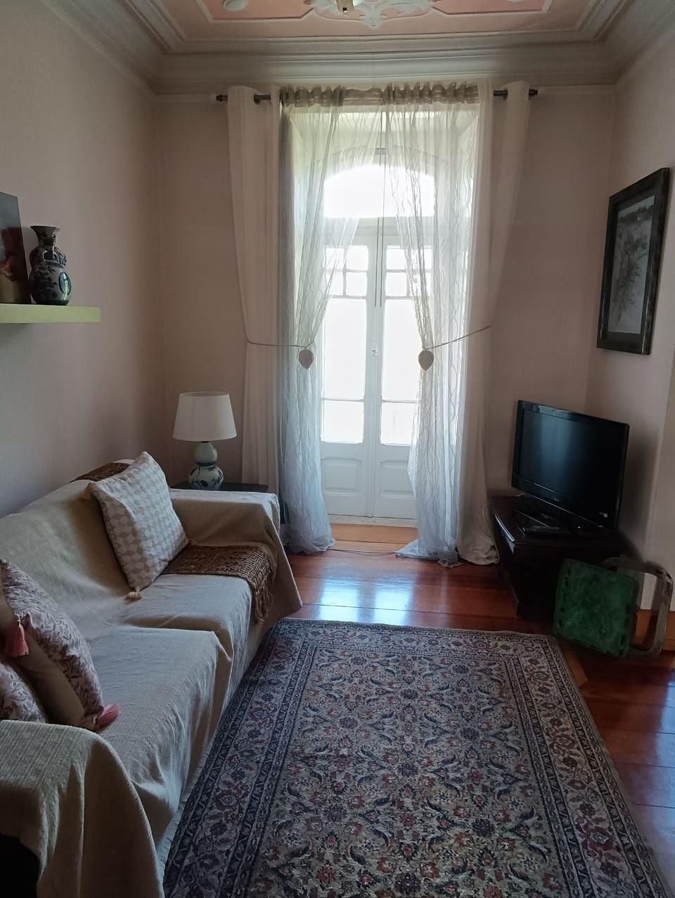 SALA DE VISITA E TV AO ANOITECER 