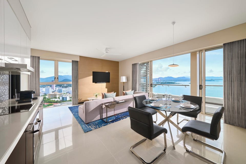 Suite, 2 Bedrooms, Ocean View (Horizon, 1 King, 2 Twin Beds) | In-room safe, laptop workspace, soundproofing, iron/ironing board