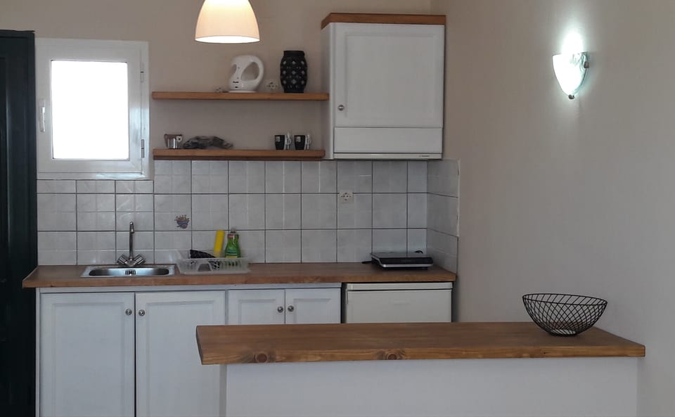 Fridge, stovetop, electric kettle, cookware/dishes/utensils
