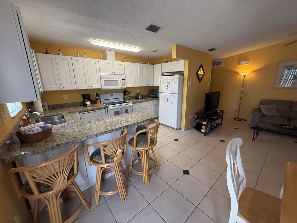 440 4TH Guest kITCHEN
