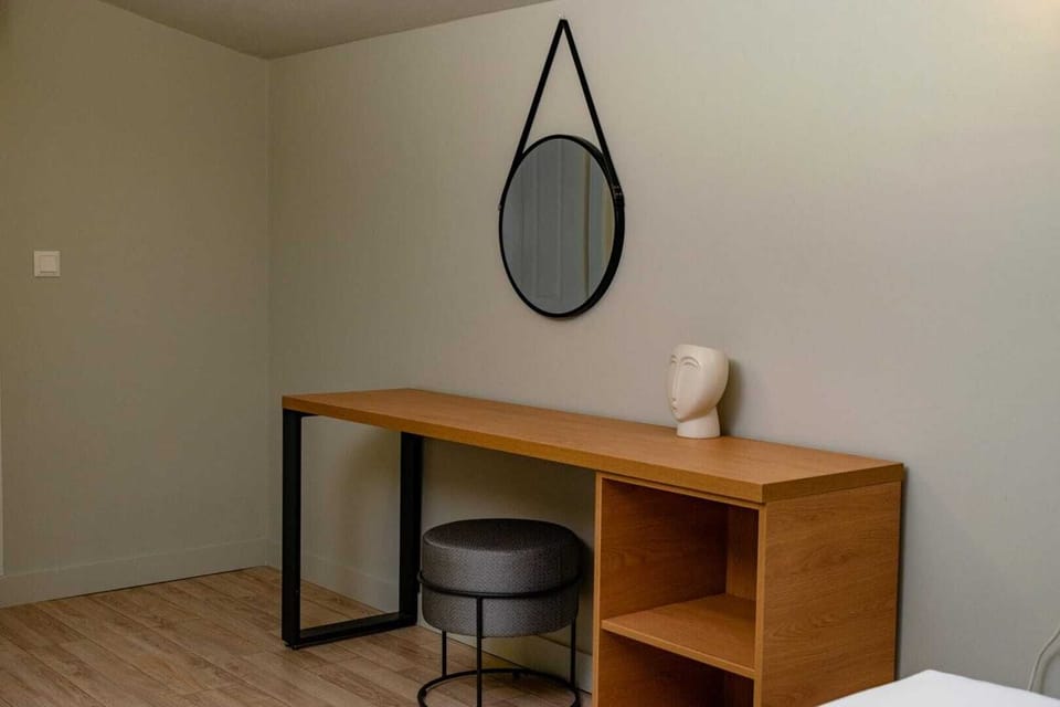 Suite (2 Levels) | In-room safe, iron/ironing board, WiFi, bed sheets