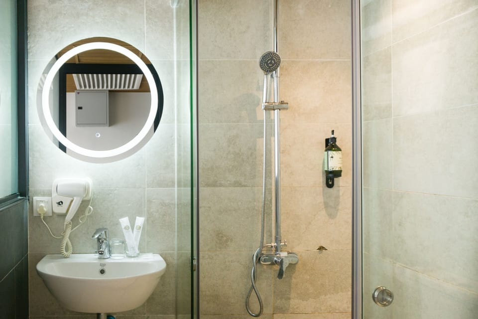 Superior Double Room | Bathroom | Shower, rainfall showerhead, free toiletries, hair dryer