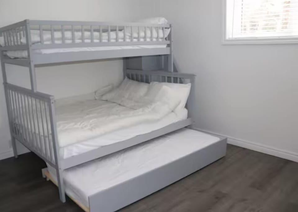 bunk bed, 4 people, in bright basement 