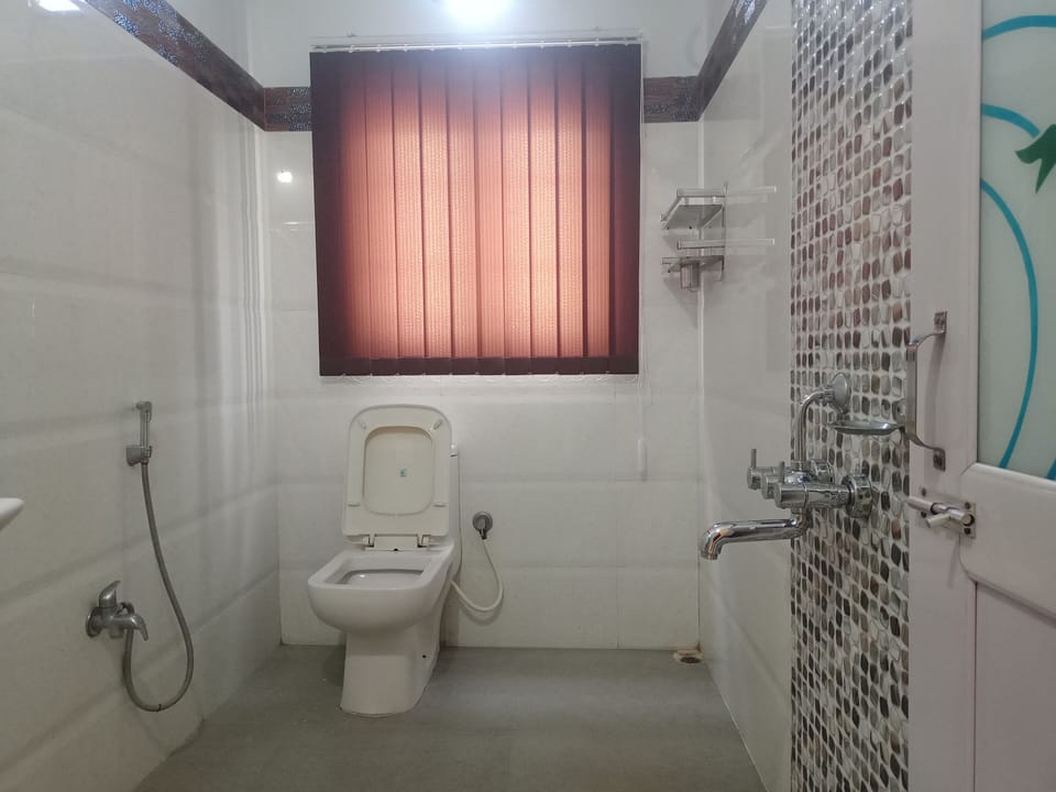 Standard Triple Room | Bathroom | Free toiletries, hair dryer, slippers, towels