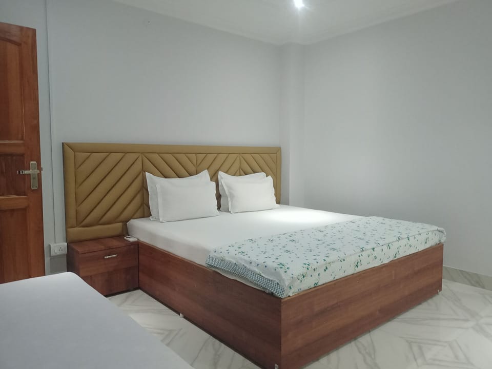 Standard Triple Room | Desk, blackout drapes, iron/ironing board