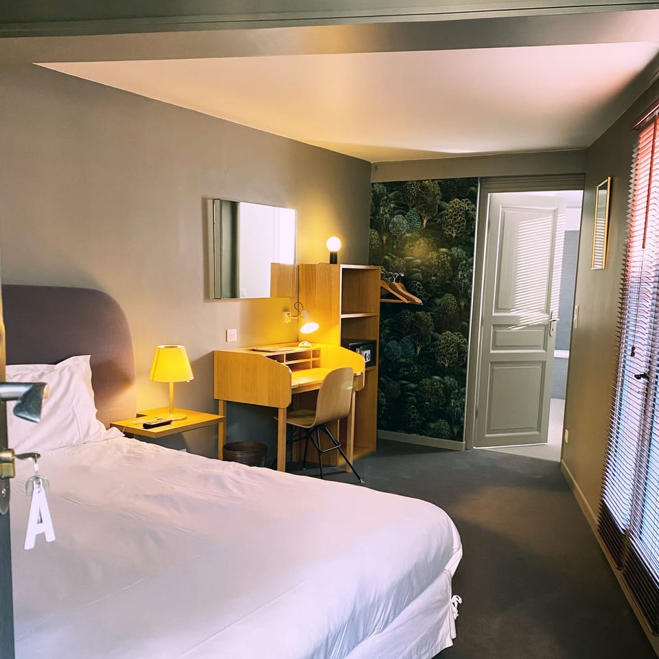 Classic Room | 1 bedroom, in-room safe, blackout drapes, travel crib