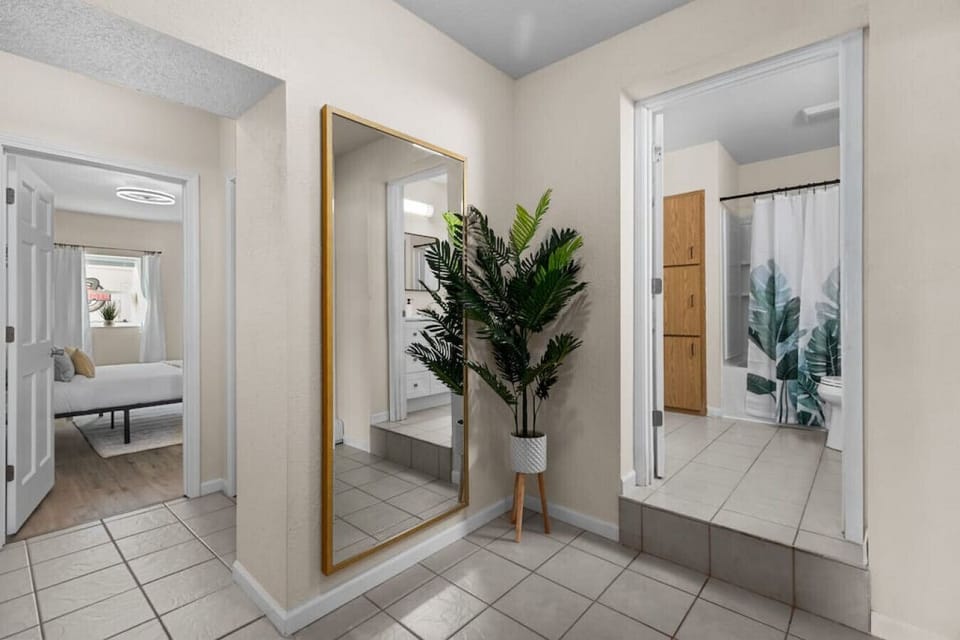 View leading to the bathroom and bedrooms.