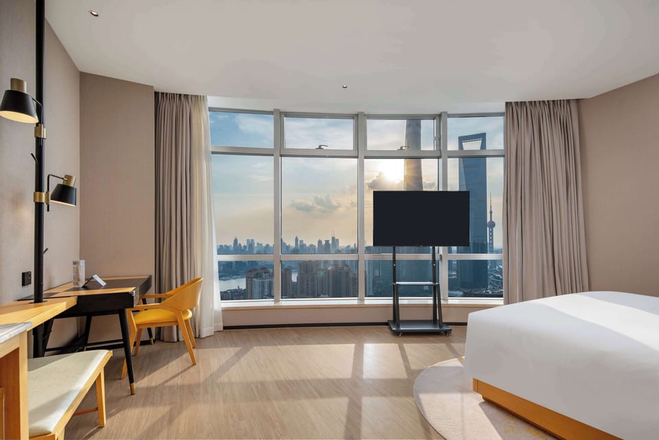 Basic Room, 1 King Bed, Accessible | Down comforters, minibar, in-room safe, desk