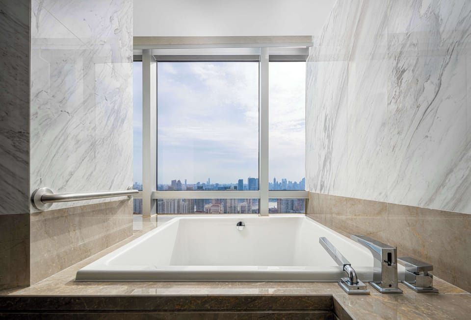 Deluxe Suite, 1 King Bed | Bathroom | Free toiletries, hair dryer, bathrobes, slippers