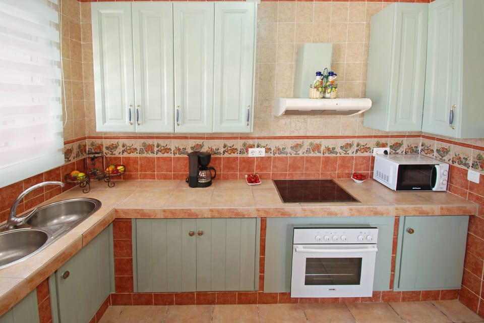 Oven, microwave, electric hob, utensils. 