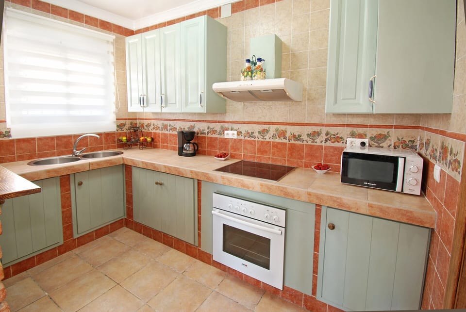 A well-equipped kitchen awaits kitchen princes and princesses.