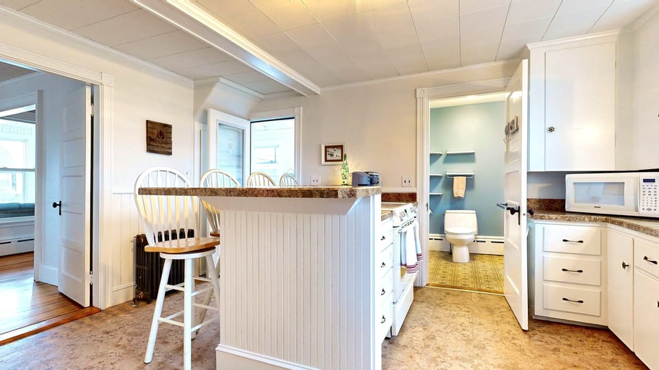 Fully equipped kitchen| Island Seating 