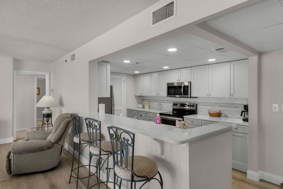 Breakfast bar and kitchen