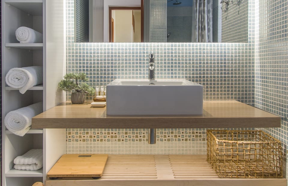 Deluxe Double Room | Bathroom | Shower, rainfall showerhead, designer toiletries, hair dryer