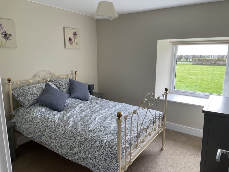 Cottage - Sleeps 4 - Pet Friendly - Parking Cottage in England