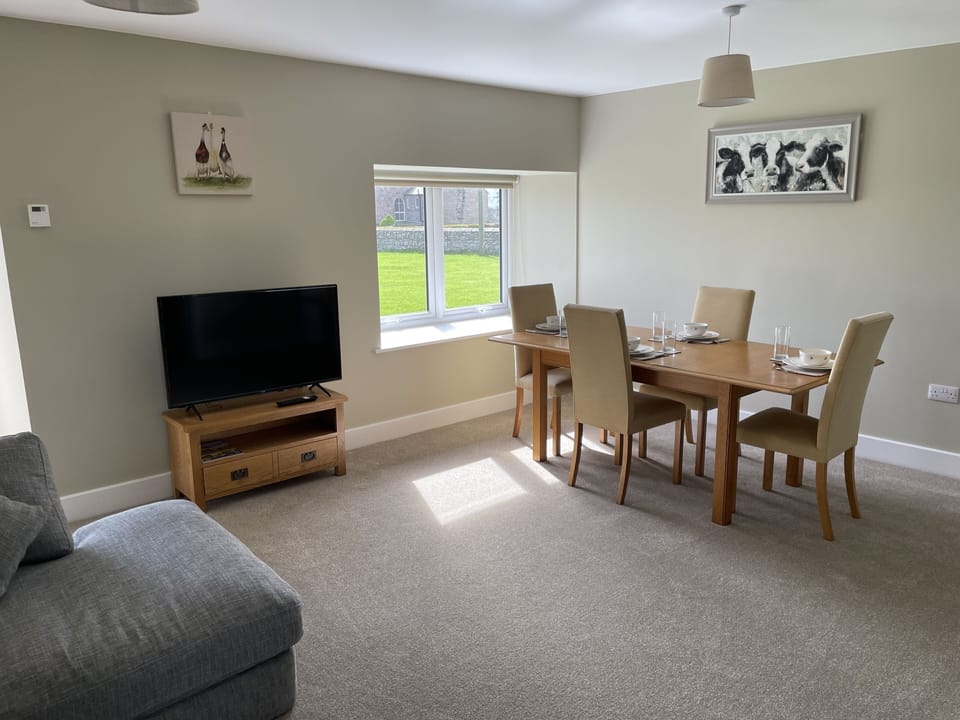 Cottage | Dining