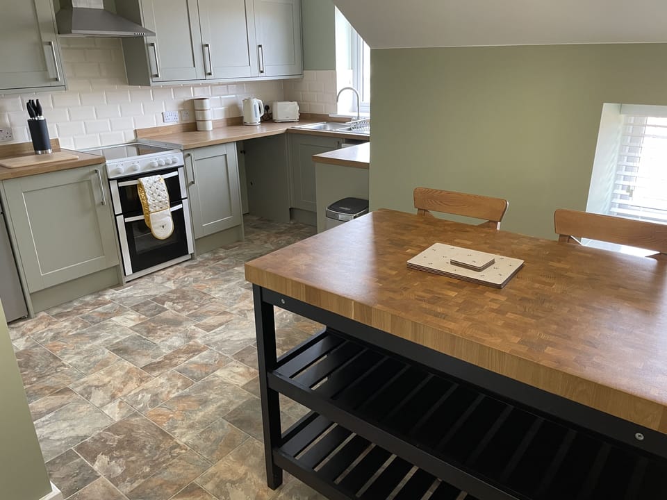 Cottage | Private kitchen | Fridge, microwave, oven, stovetop