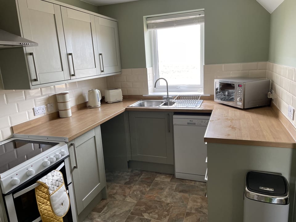 Cottage | Private kitchen | Fridge, microwave, oven, stovetop