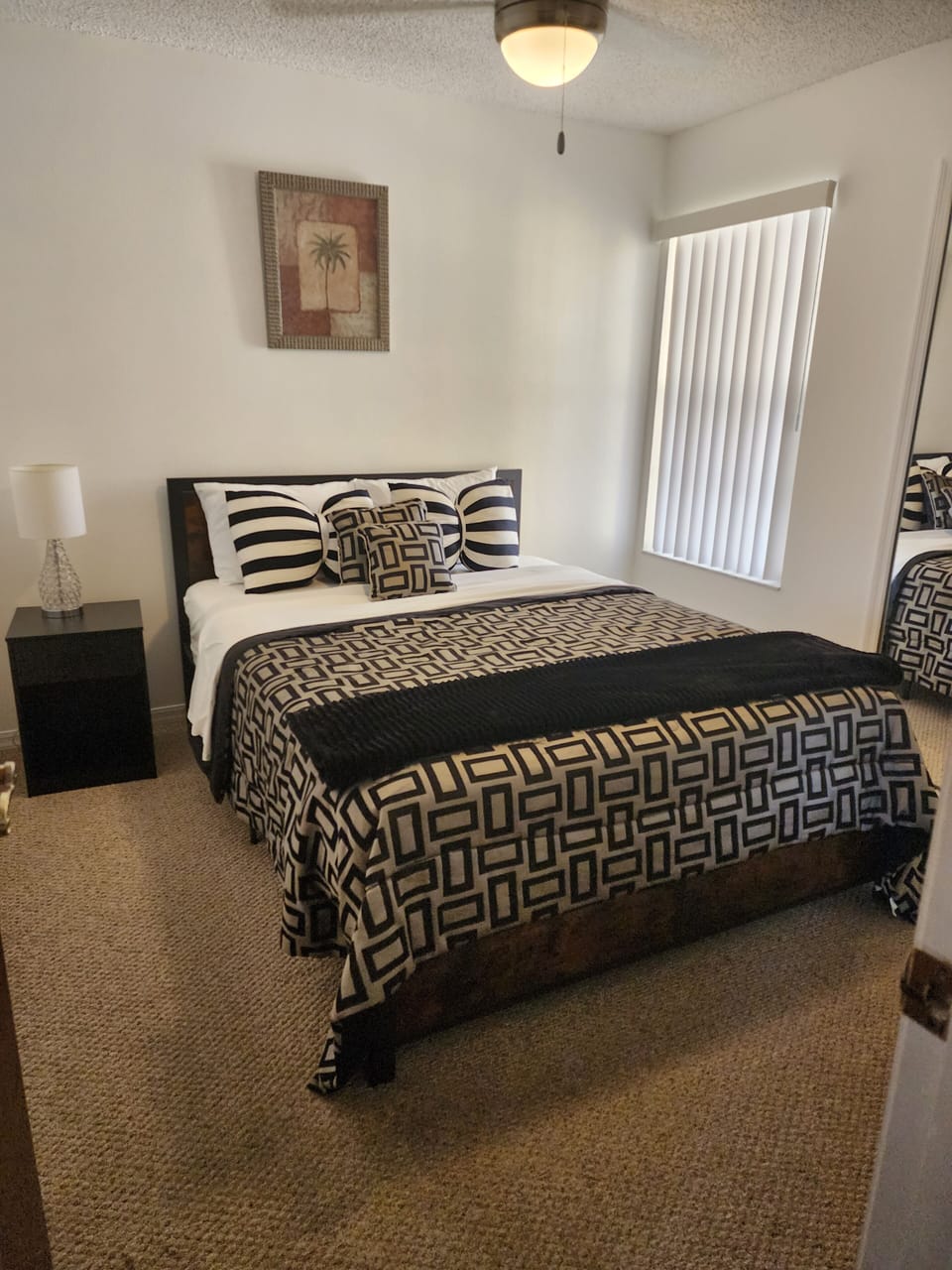 bedroom queen bed