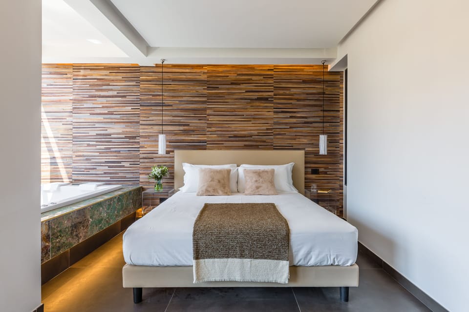 Premium Room | Premium bedding, down comforters, pillowtop beds, minibar