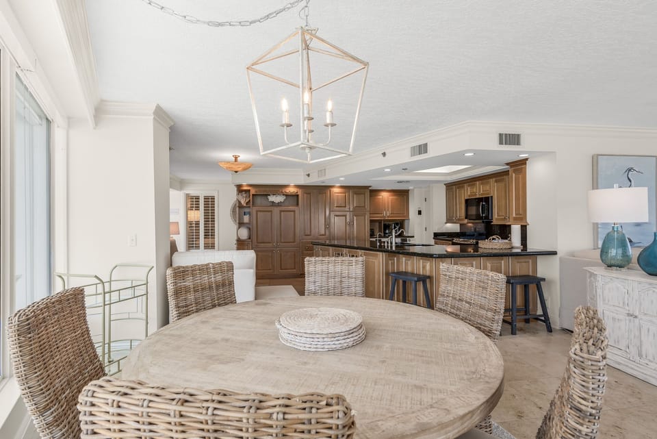 Dining & Kitchen Areas
