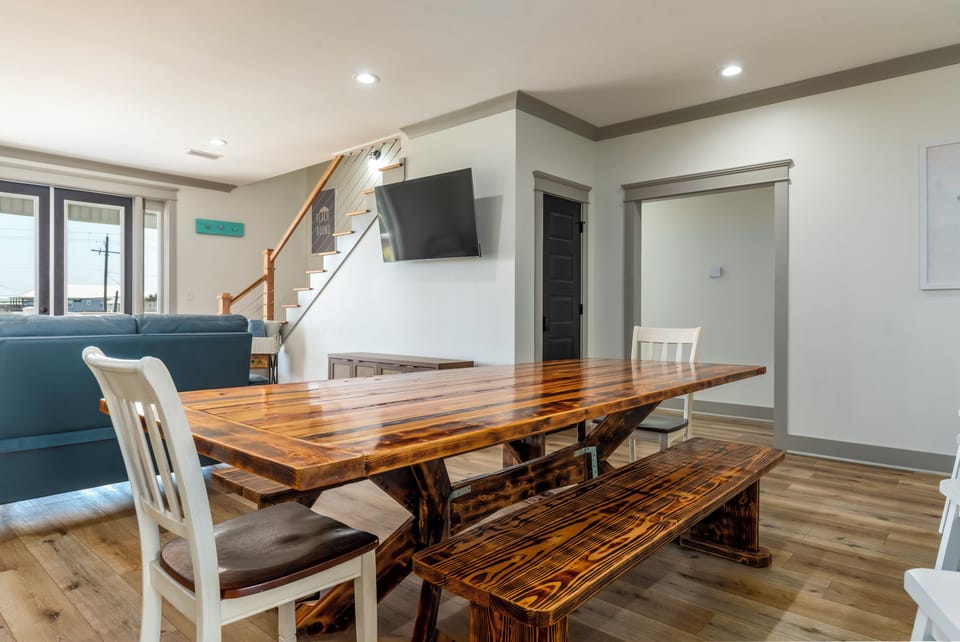 Seas The Moment Dinning Table with Bench Seating